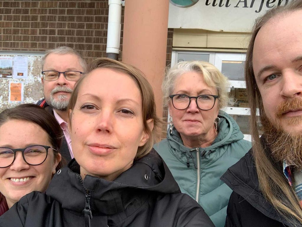 Porträtt-närbild på fem personer, tre kvinnor och två män. Alla ser glada ut.