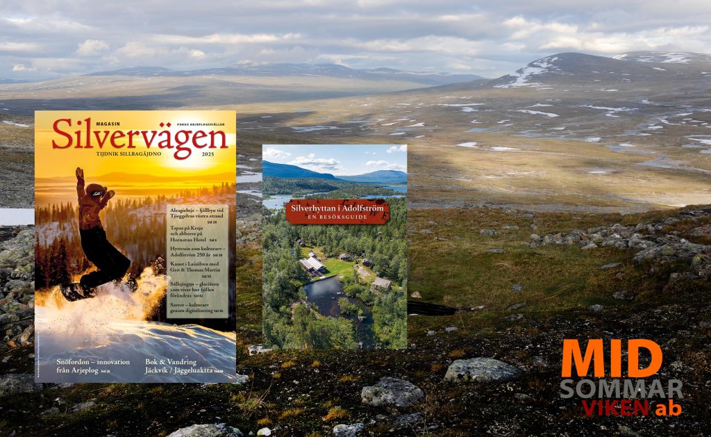 Ett bildmontage. Huvudbilden är ett fjällmotiv med karga, vidsträckta ytor. Här och där ligger snöfläckar kvar. Inklistrat i bilden är ett tidningsomslag från Magasin Silvervägen, med en skateboardåkare som hoppar så att snön yr kring brädan, och ett bokomslag "Silverhyttan i Adolfström, en besöksguide", med en översiktsbild av hyttområdet sommartid. I bakgrunden sjöar och fjäll. Dessutom finns loggan för Midsommarviken AB, som består av ordet Midsommarviken uppdelat på tre rader i olika färger.