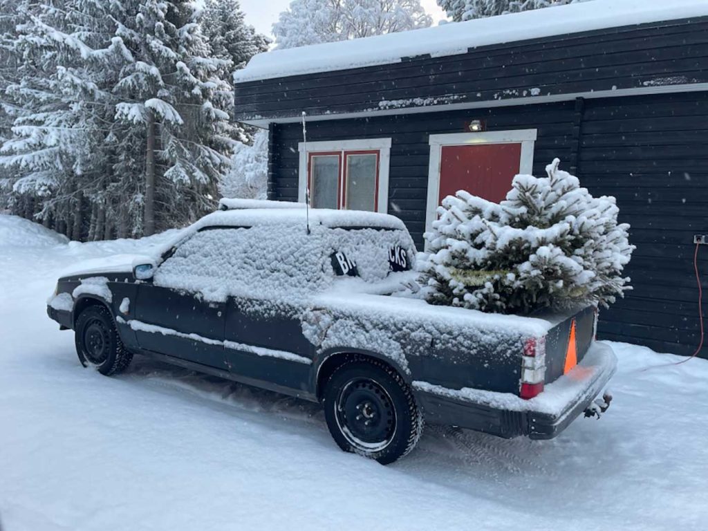 En lätt översnöad EPA med en halv julgran på flaket. 