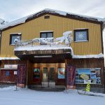 Bild på huset där biografen finns. Ett gammalt tvåvåningshus i trä, med breda glasdörrar som entré. Bredvid entrén står en spark och på var sida om dörren en rollup med reklam för filmfestivalen.