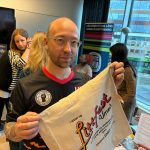 En man (Hugo Sundkvist) håller upp en tygväska med texten ”I went to Littfest Umeå to listen to seminars and buy cool merch but all I got was another lousy bag"